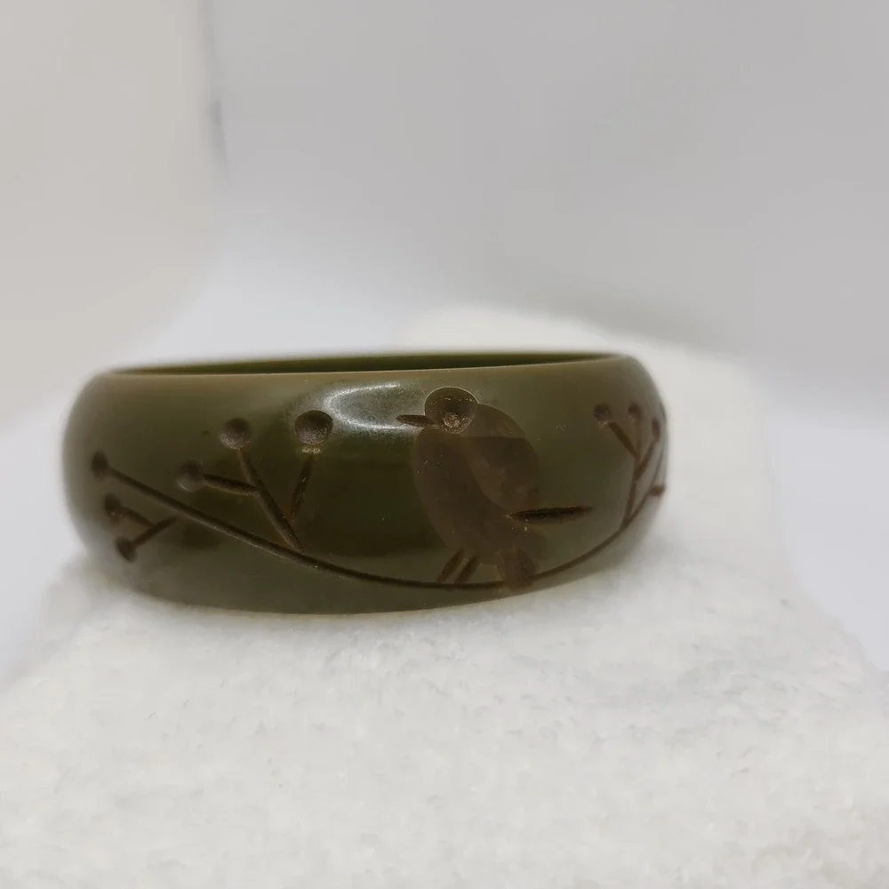 Vintage Bakelite Moss Green Bangle‎ Bracelet Etched Birds and Berries Motif 7.5